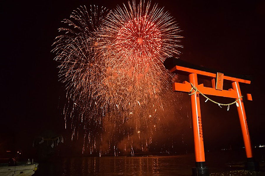 江差町の夏の夜空を彩る「かもめ島花火大会」