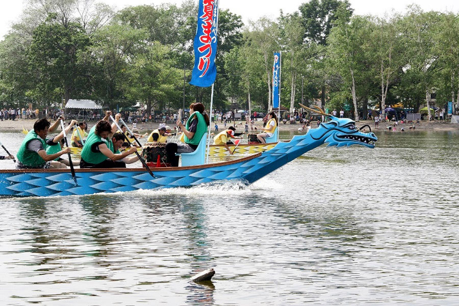 賞金を目指して各チームが競い合う「北海道ドラゴンボート競技会」