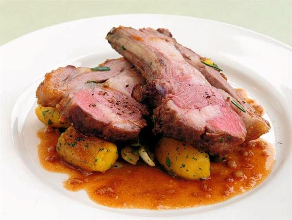 ラサンテ自慢の一皿は羊のロースト。これぞ北海道フレンチの神髄。 羊のロースト