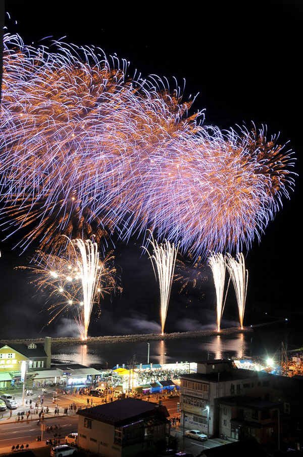 ワイドスターマインや2尺球、音楽との連動花火も楽しめる ワイドスターマインや2尺球、音楽との連動花火も楽しめる