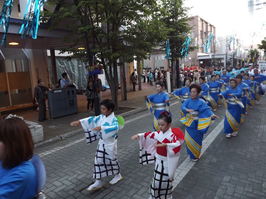 網走市出身の演歌歌手、走 裕介さんの生歌で1000人の市民が踊る「流氷踊り」 流氷踊り