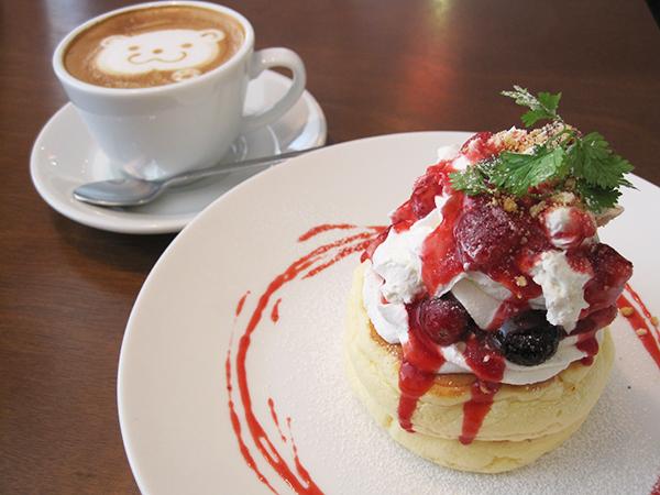 カプチーノは飲むのがもったいないほど可愛らしい easecafeのパンケーキとカプチーノ
