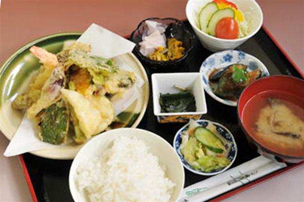 ▲日替わり定食。白老の山菜天ぷらがメインの日に当たれば幸運。献立は食材の調達により異なる 白老町の山菜料理グランマ