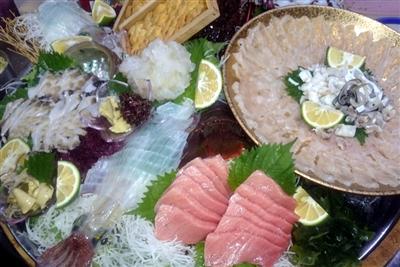 生け簀から好みの魚介を選んで活き造りにしてもらえるコースも