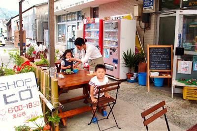 店の前にあるテーブル席でサザエの壺焼きも味わえる