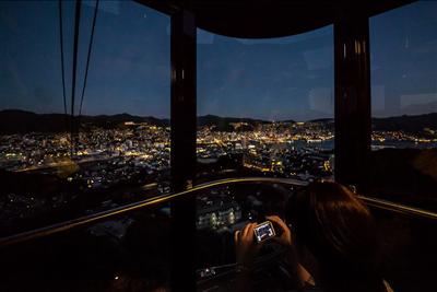 ゴンドラは視界も広く、山頂とは違った夜景を眺められる