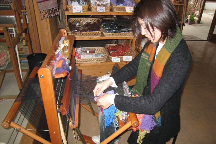 約200色の糸の中から好きな色を選んで作る、自分だけの作品 約200色の糸の中から好きな色を選んで作る、自分だけの作品