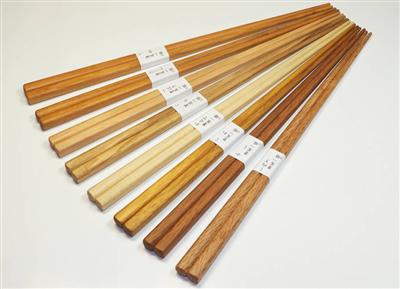 木の持つ色合いや木目などを生かした温かみのある箸