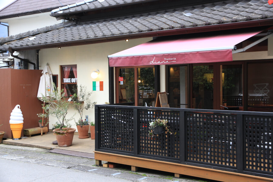 湯の坪通りからひとつ入った脇道沿いにあります 湯の坪通りからひとつ入った脇道沿いにあります