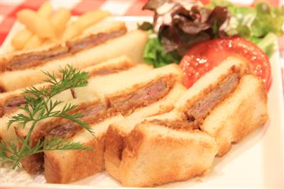 素材にこだわり作ったカツサンドはボリューム満点で食べ応え抜群