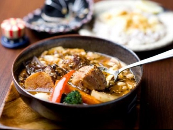 柔らかく煮込んだ自家製豚角煮を、備長炭の炭火で炙って香ばしく仕上げた
人気No.1の「とろとろ炙り焙煎角煮」 とろとろ炙り焙煎角煮