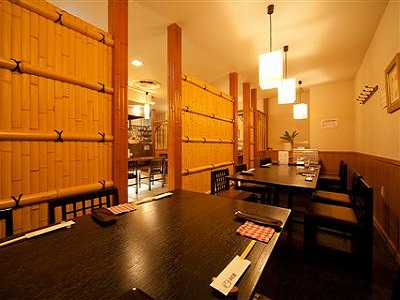 掘りごたつ、テーブル席、カウンター全54席。ランチは気軽にコース落ち着いて楽しめる。 掘りごたつ、テーブル席、カウンター全54席
