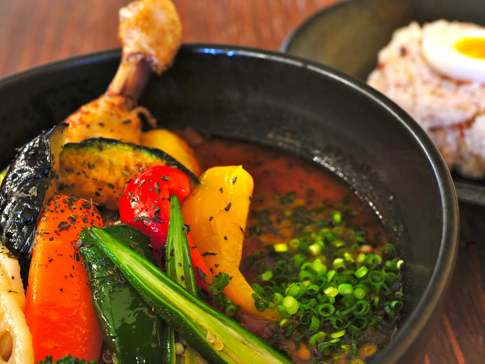 やわらかく煮込んだチキンレッグは、口の中でほぐれるほどでジューシーな味わい。 やわらかく煮込んだチキンレッグ