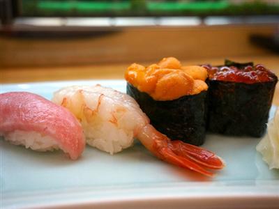 新鮮で旬のネタが並ぶ。お好みは時価。