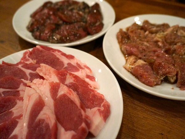 手前から「オーストラリア産生ラム」、「味漬けジンギスカン」、黒ごまがたっぷりの「塩ジンギスカン」。 ジンギスカン