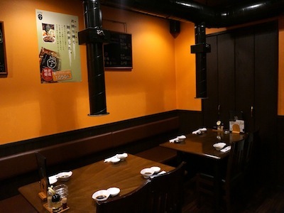 山小屋をイメージした店内はオレンジ色の壁が印象的