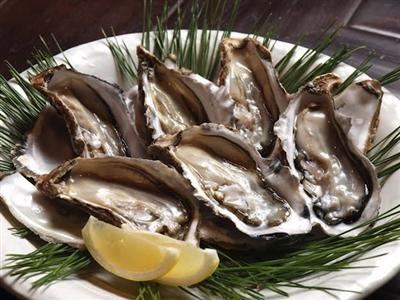 厚岸産のブランド牡蠣「マルえもん」はすべてＬサイズ以上で提供