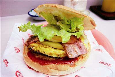 ボリューム満点の「ジャンボチキンスペシャルバーガー」