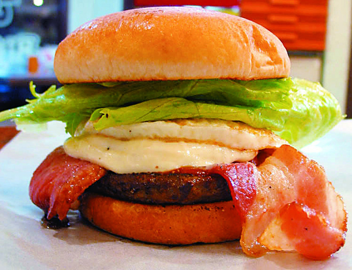 多くのメディアでも取り上げられる「ベーコンエッグバーガー」 多くのメディアでも取り上げられる「ベーコンエッグバーガー」