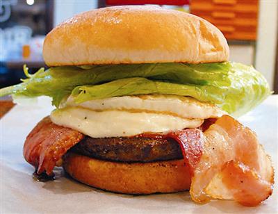 多くのメディアでも取り上げられる「ベーコンエッグバーガー」