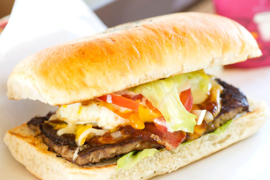 バス型ジャンボバーガーはボリューム満点 バス型ジャンボバーガーはボリューム満点