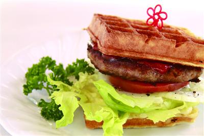ジューシーなパティや新鮮な野菜に合う自家製ワッフル
