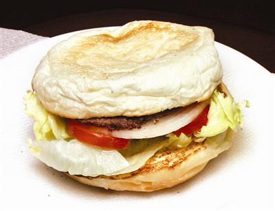 基本にのっとった佐世保バーガー。誰からも愛される味わい