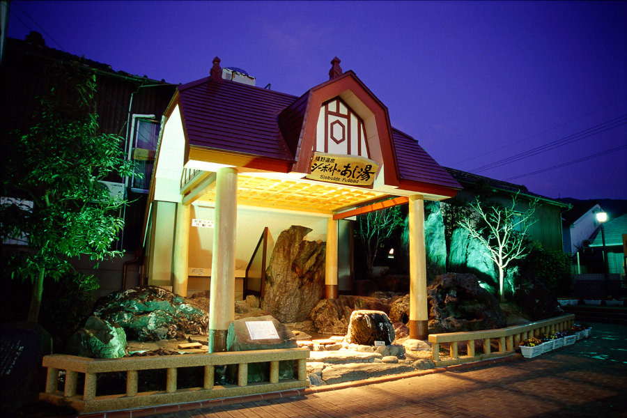 観光客と地元の人たちとの語らいの場所にもなっています 観光客と地元の人たちとの語らいの場所にもなっています