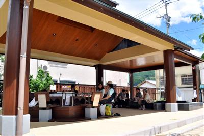 開放的な空間で会話も弾む湯宿広場