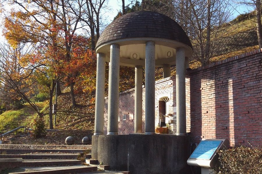 飲泉場では温泉を汲みに来る地元の人や観光客の姿も 飲泉場では温泉を汲みに来る地元の人や観光客の姿も