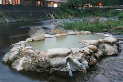 芹川の水位が高い時には“川の中の温泉”になる「ガニ湯」