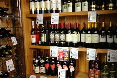 ドイツ直輸入のワインがずらりと並ぶ、さとう酒店のワインセラー