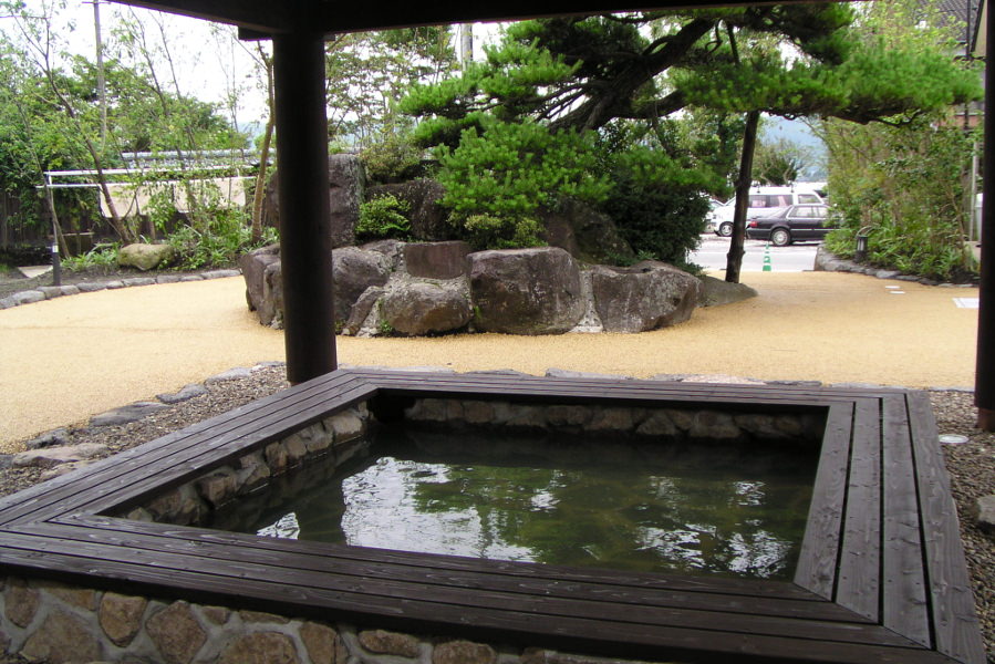 無料の足湯。旅の疲れも安らぎます