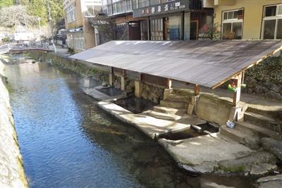 開放感が格別な「川湯」。入るのには少し勇気が必要だ