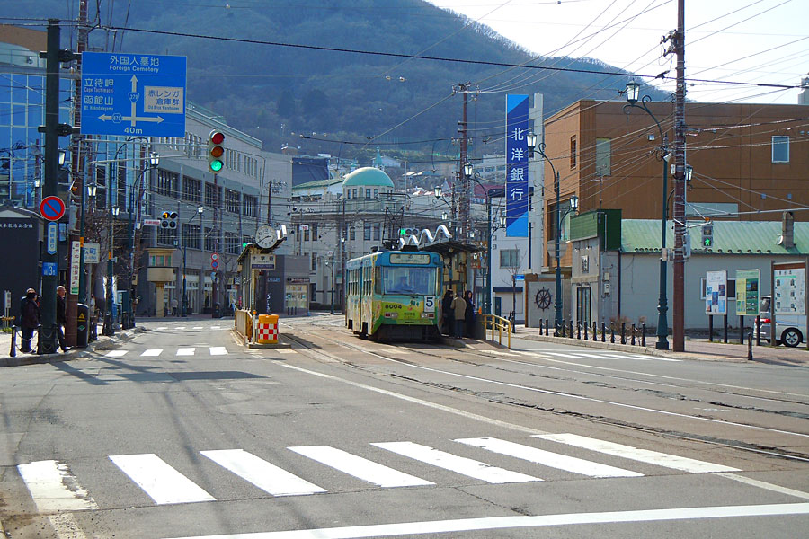 写真手前の横断歩道から電停の辺りまで橋が架かっていた 写真手前の横断歩道から電停の辺りまで橋が架かっていた