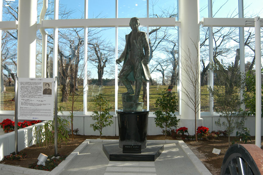 アトリウム内にある土方歳三の立像 アトリウム内にある土方歳三の立像