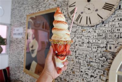ソフトクリームに、イチゴ、ケーキがたっぷりつまっています