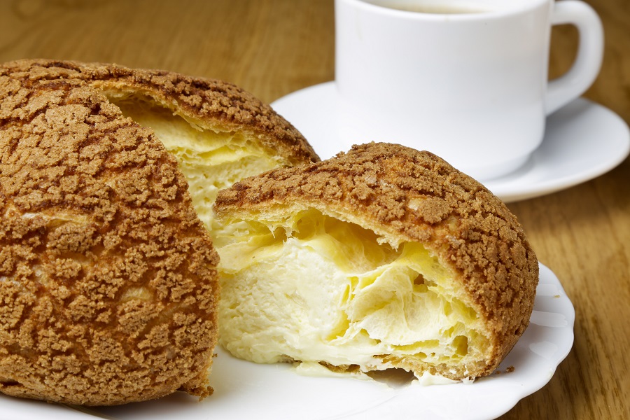 名物のびっくりシュークリーム。ドリンクとのセットは1120円
