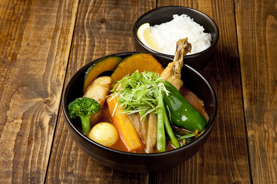 季節ごとに異なる野菜が入る「やわらかチキンと特選野菜かり~の巻」