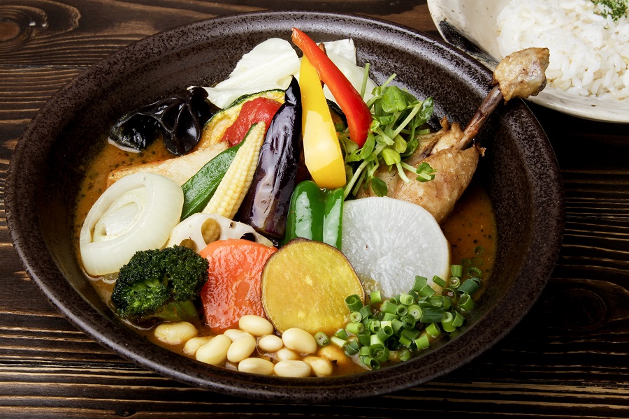 ひと皿で350g以上の野菜が味わえるという「チキンと一日分の野菜20品目」 Rojiura Curry SAMURAI.