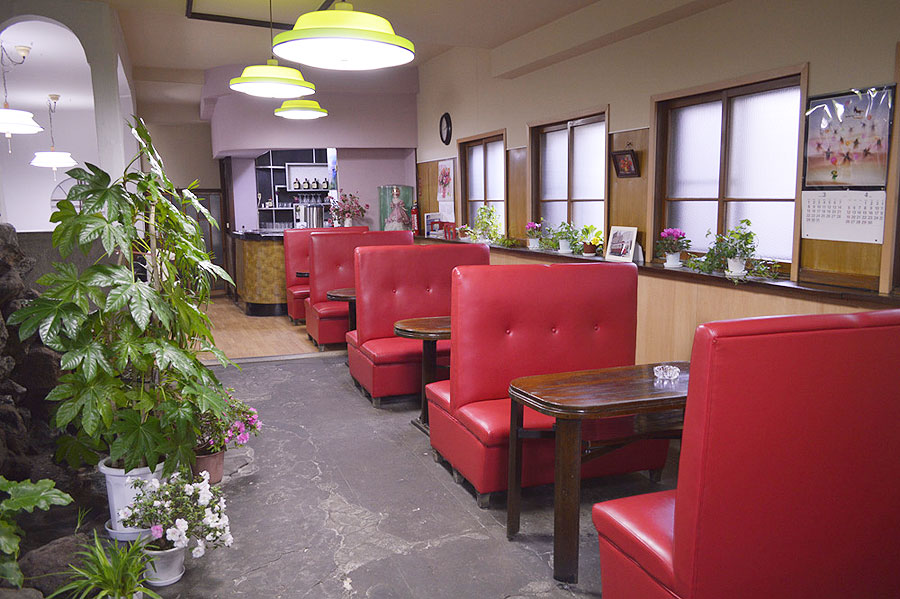 創業当時の面影をそのまま残すレトロな店内