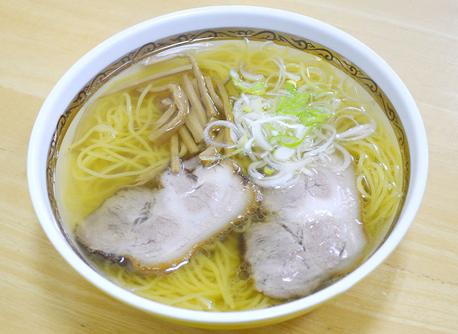 黄金色のスープが食欲をそそる「塩ラーメン」 黄金色のスープが食欲をそそる「塩ラーメン」