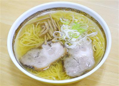 黄金色のスープが食欲をそそる「塩ラーメン」