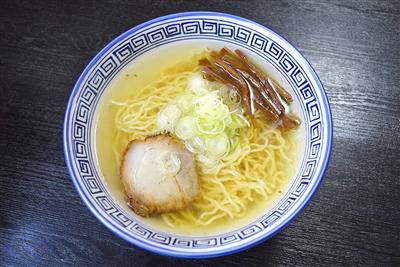 うっすらと表面に浮かんだラードが隠し味