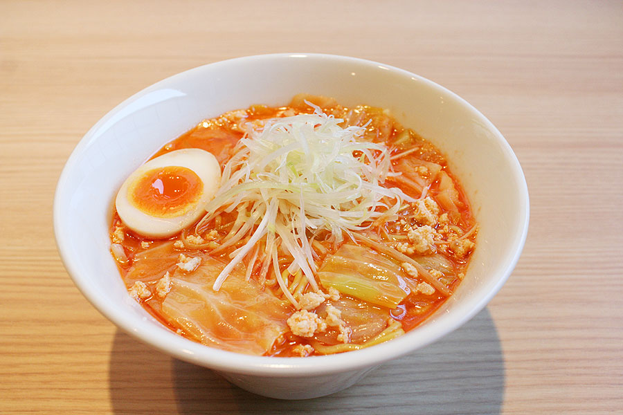 海老出汁が溶け出し赤味がかかった塩ラーメン 海老出汁が溶け出し赤味がかかった塩ラーメン