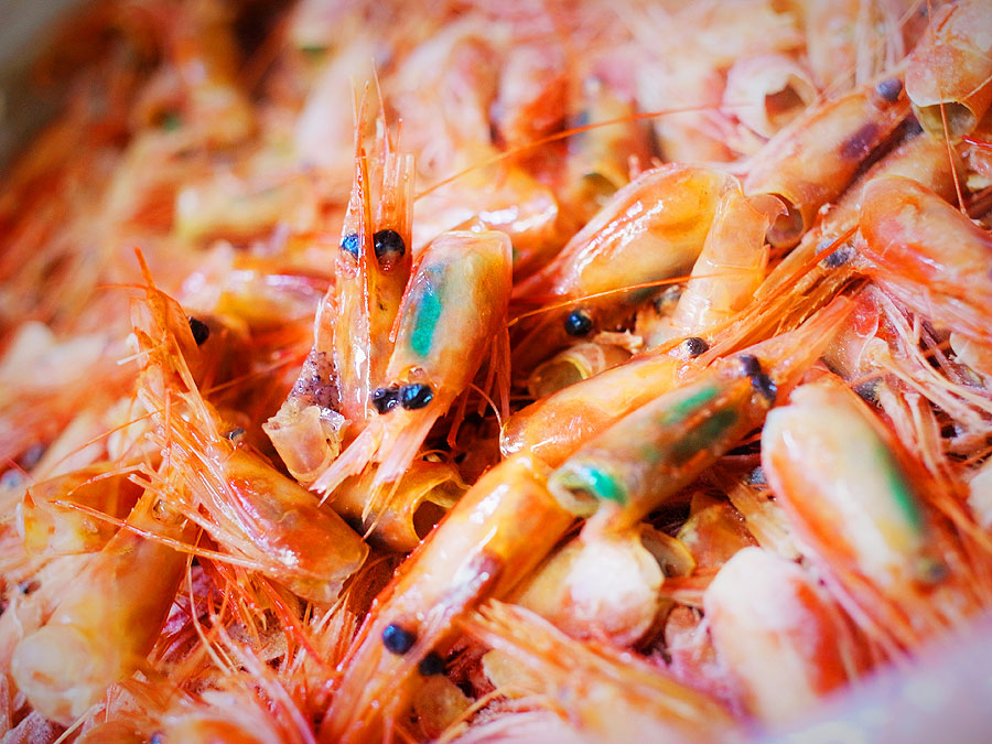 大量の海老を丁寧に下処理し旨味を抽出