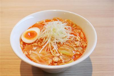 海老出汁が溶け出し赤味がかかった塩ラーメン