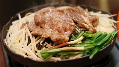 味つけ肉についているタレで、野菜を焼き煮するように楽しむ