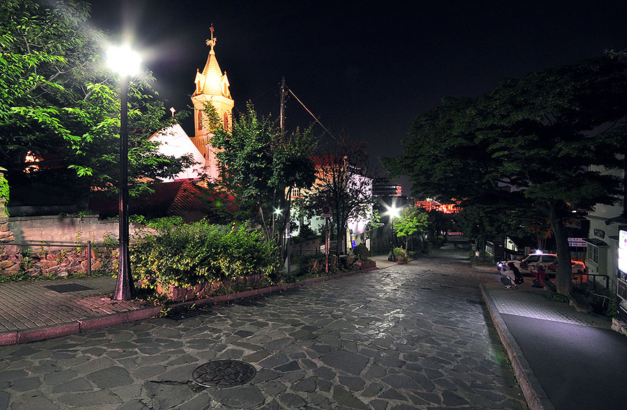 灯りが石畳に反射する夜のライトアップ 灯りが石畳に反射する夜のライトアップ