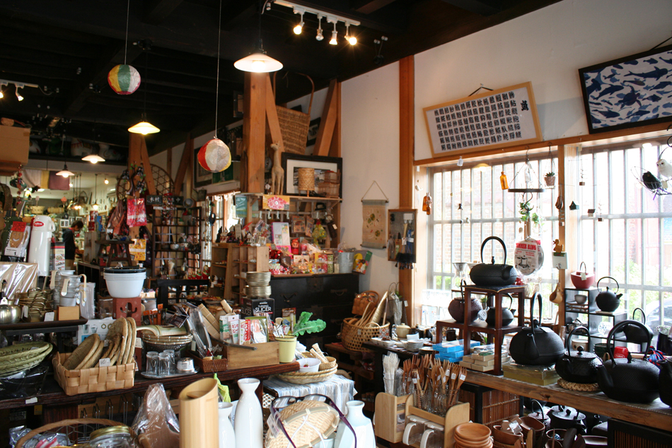 風情のある店内に所狭しと様々な雑貨が並ぶ 風情のある店内に所狭しと様々な雑貨が並ぶ